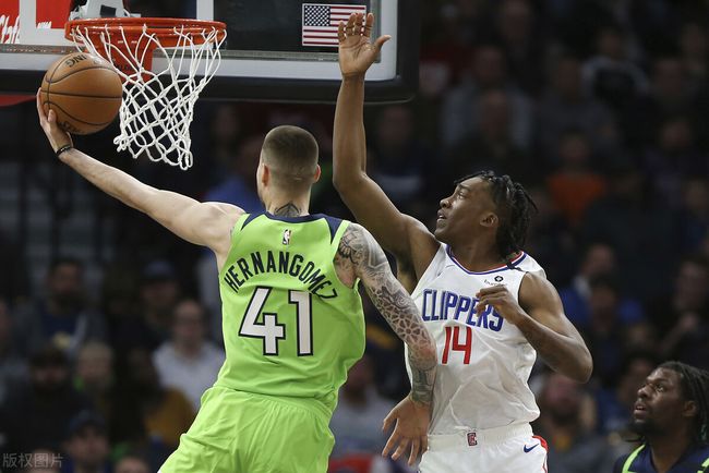 开云- 明尼苏达森林狼发布备战花絮，训练课后内部沟通，英超任务艰巨，身体对抗强度拉满