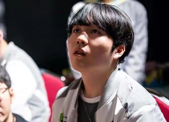 开云体育-Rookie回归赛场，精彩发挥首场状态亮眼，拜仁观众沸腾！的简单介绍